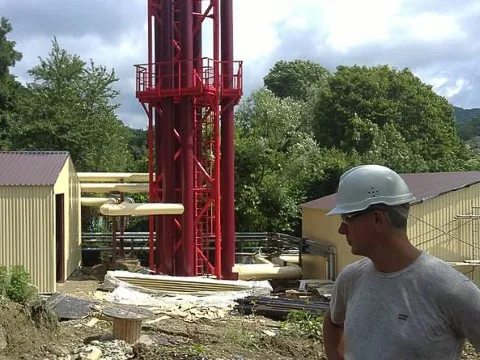Монтаж дымовой трубы на энергоцентре, рабочий в каске