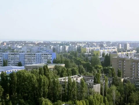 Панорама жилого квартала с высотными домами и зеленью